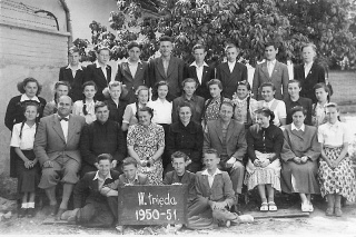 Učitelia a&nbsp;žiaci meštianskej školy